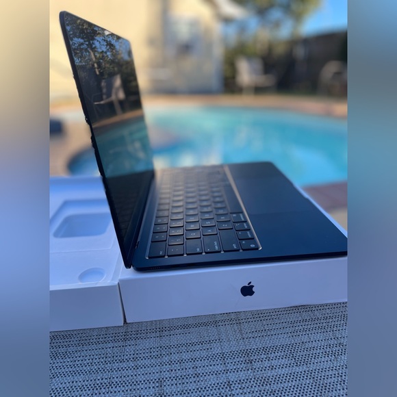 Midnight Blue MacBook Air M2 2022 - Picture 4 of 5